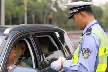 開車出去忘記帶行駛證交警怎么處罰