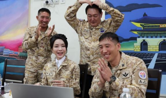 韓國(guó)第一夫人穿軍裝被批搶總統(tǒng)風(fēng)頭 應(yīng)該好好對(duì)自身加強(qiáng)管理