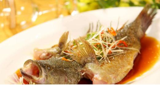 清蒸鱸魚用什么油淋 清蒸鱸魚油淋用什么油淋