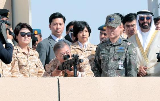 韓國(guó)第一夫人穿軍裝被批搶總統(tǒng)風(fēng)頭 應(yīng)該好好對(duì)自身加強(qiáng)管理