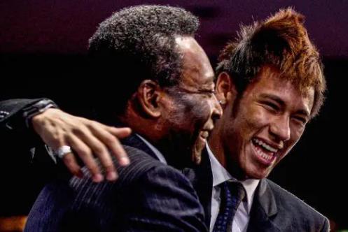 球王貝利遺體告別儀式 巴西足球?qū)⒑褪澜缱銐黄鸬磕钸@位偉大的傳奇