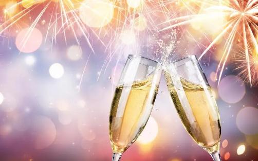 喝酒前為什么要碰杯子 喝酒時為啥要碰杯子