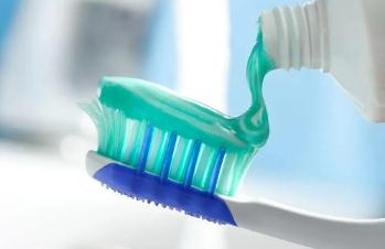 牙膏可以卸妝嗎(有人會(huì)用牙膏卸妝是真的嗎)