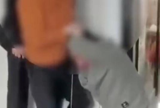 甘肅男子嫌玻璃擦不干凈毆打家政 究竟是怎么回事？