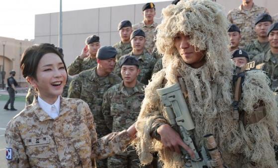 韓國第一夫人穿軍裝被批搶總統風頭