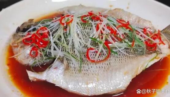 清蒸鱸魚先淋油還是先淋醬油 清蒸鱸魚的正宗做法
