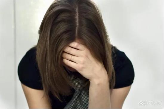 女柜員鉆漏洞取現398萬后整容逃亡 25年后落網她認罪認罰