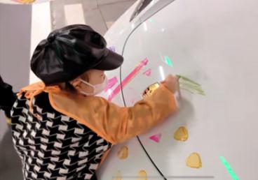 媽媽帶女兒在自家保時捷上作畫引爭議 你怎么看？