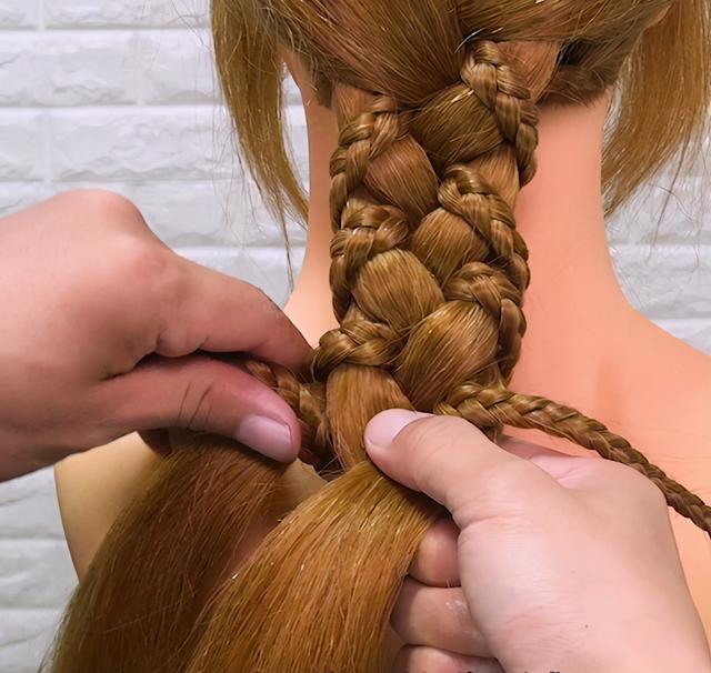 教大家一款大人小孩都適合的辮子,簡單日常的輕時尚編發造型