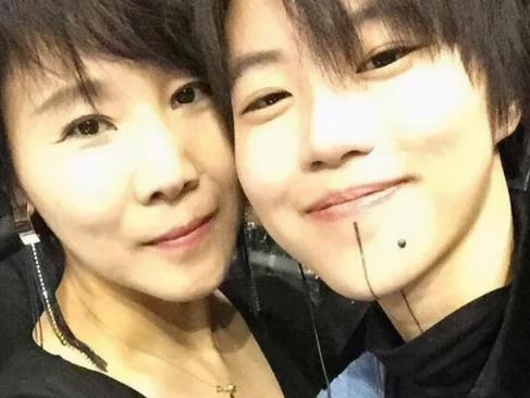 竇靖童和竇佳嫄長的真像