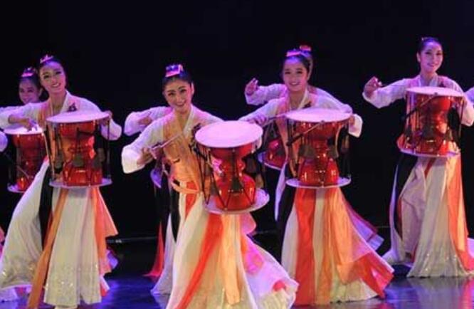 長鼓舞是哪個民族的舞蹈(長鼓舞是什么族民間舞)