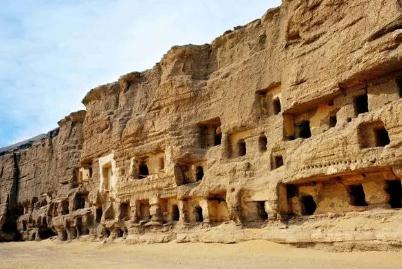 敦煌莫高窟簡(jiǎn)介  1987年莫高窟被列為世界文化遺產(chǎn)