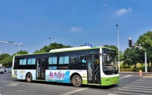 公交車每小時大約行駛多少千米?