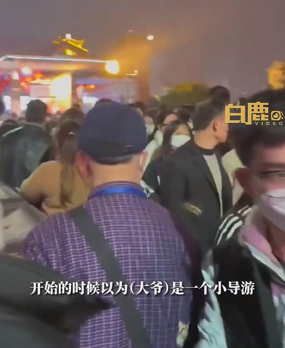 游客洪崖洞花30元找當地大爺抄近道 只花2分鐘：網友道出真相