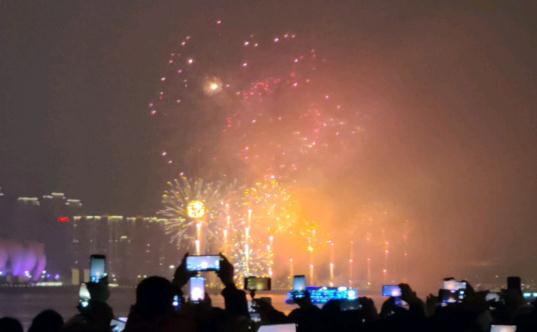 杭州小學生在煙花大會現場補作業 熱!怎么回事