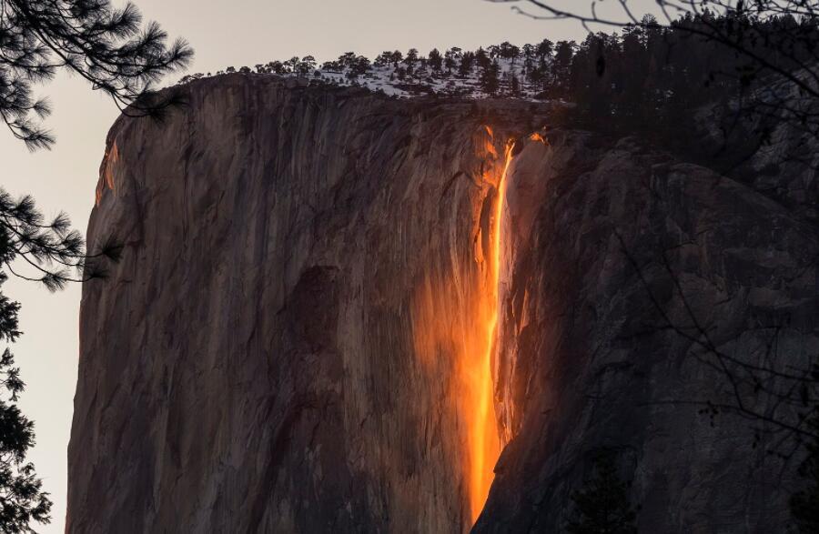 火瀑布:世界上最神奇的瀑布,全球最獨特的火瀑布