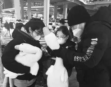 北京多個地鐵口有人掃碼送大鵝是真的嗎 貪小便宜會吃大虧