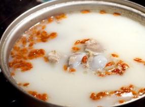 如何將骨頭湯熬白(骨頭湯的做法)