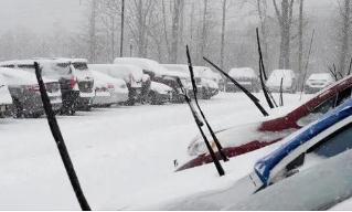 下雪雨刷要立起來嗎  下雪了雨刮器要豎起來嗎
