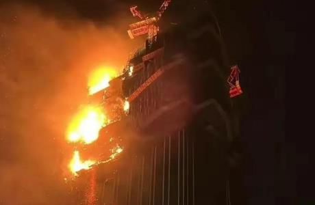 香港一42層在建大樓發生嚴重火災：火光楚天 已致2傷(圖)