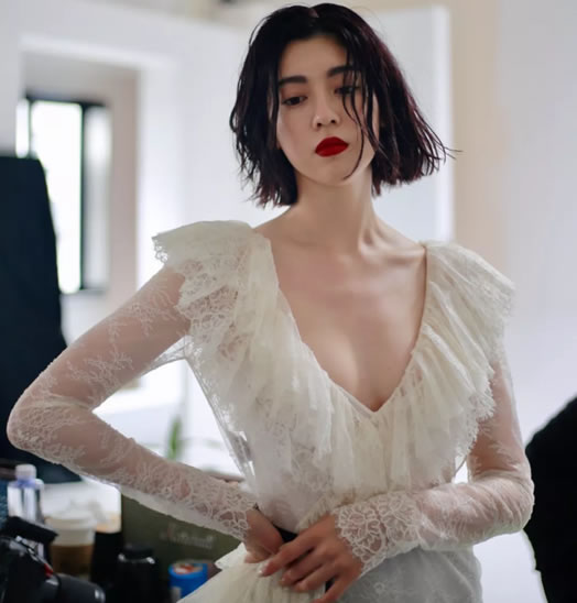 三吉彩花的個人資料照片 有種次元壁破了的感覺