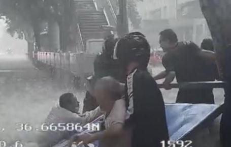 老人被沖倒 公交司機(jī)用車擋住激流 正能量，溫心！