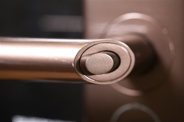 男子深夜回家發現門禁自己輸密碼：還多次點下確認鍵 網友破案了