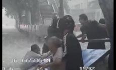 老人被沖倒 公交司機用車擋住激流 小舉有大愛！