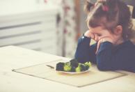 小孩腮幫子紅怎么回事 孩子濕疹怎么護理