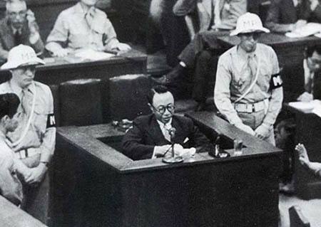 溥儀在遠(yuǎn)東國(guó)際軍事法庭證人席上