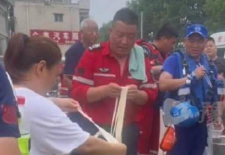 河南大哥涿州街頭4小時做13鍋燴面 真相曝光