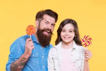 女兒吃父親的棒棒糖的說說