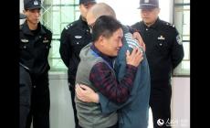 男子與父母失散25年后在監(jiān)獄認親，怎么回事？