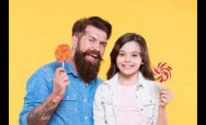 女兒吃父親的棒棒糖的說說