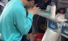 海南男生給室友徒嘴剝椰子 網(wǎng)友：啃多少椰子練就一嘴神功!