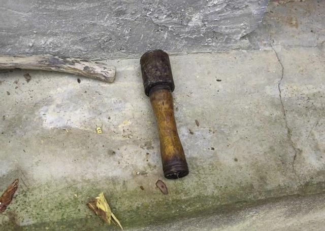老人用了20年的鐵錘子 竟是手榴彈 日常使用險(xiǎn)釀禍