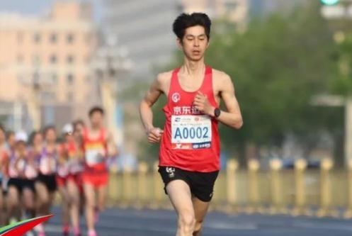 中國快遞員將參加巴黎奧運會比賽 小哥將試腳馬拉松大眾組