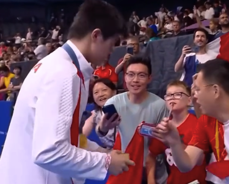 潘展樂拒絕在國旗上簽名 