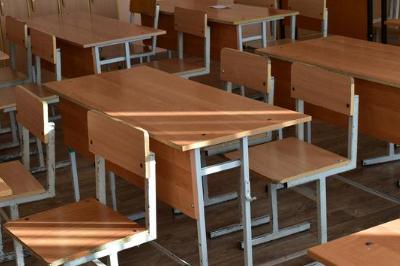 《針尖蜜》衛(wèi)嘉為何選擇退學(xué)，他如何承擔(dān)起家庭的重任？