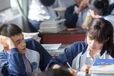 陳樨和衛嘉少年時期的生活背景有哪些不同