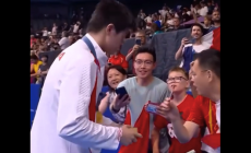 潘展樂(lè)拒絕在國(guó)旗上簽名 國(guó)旗上能簽名嗎？科普一下！