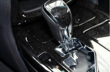 皇冠車的手剎在哪個位置 皇冠的手剎怎么用啊