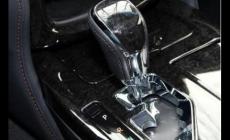 皇冠車的手剎在哪個位置 皇冠的手剎怎么用啊