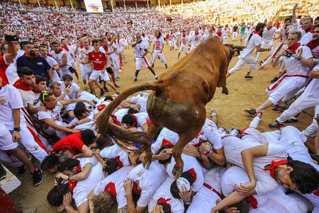 西班牙的哪個節(jié)日以奔牛活動而聞名世界 - www.0453c.com