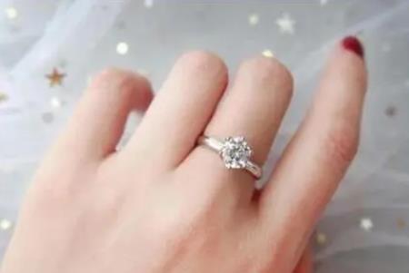 左手中指戒指女什么意思 - www.0453c.com