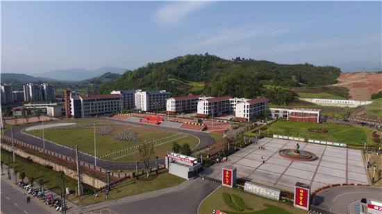 鐵路學校學費一般多少（鐵路學校學費一般多少呢）