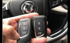 東風e70新能源汽車鑰匙怎么打開？