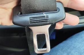 艾瑞澤5后排安全帶卡扣怎么扣不上啊?