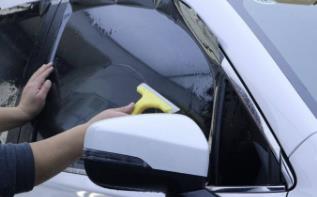 汽車剛貼膜有一點(diǎn)小水泡正常嗎？