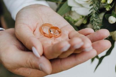 戒指戴在中指是什么意思?不同材質有講究